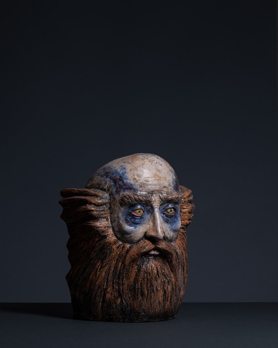 Čovek sa bradom - preview back